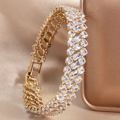 Elegant Emerald Gold Luxe Bracelet