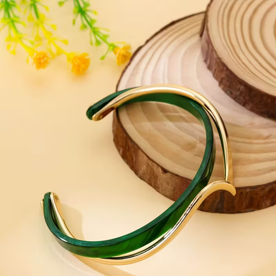 Elegant Gold Emerald Wave Bracelet
