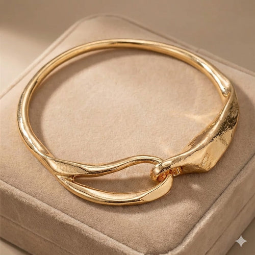 Artistic Gold Collar Necklace with Asymmetric Design
