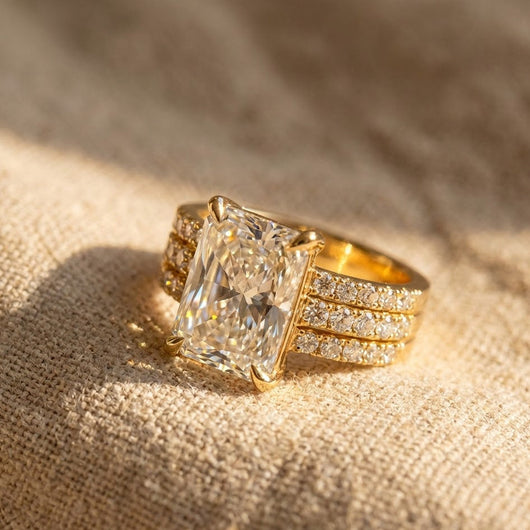Graceful Luxury Gold Ring